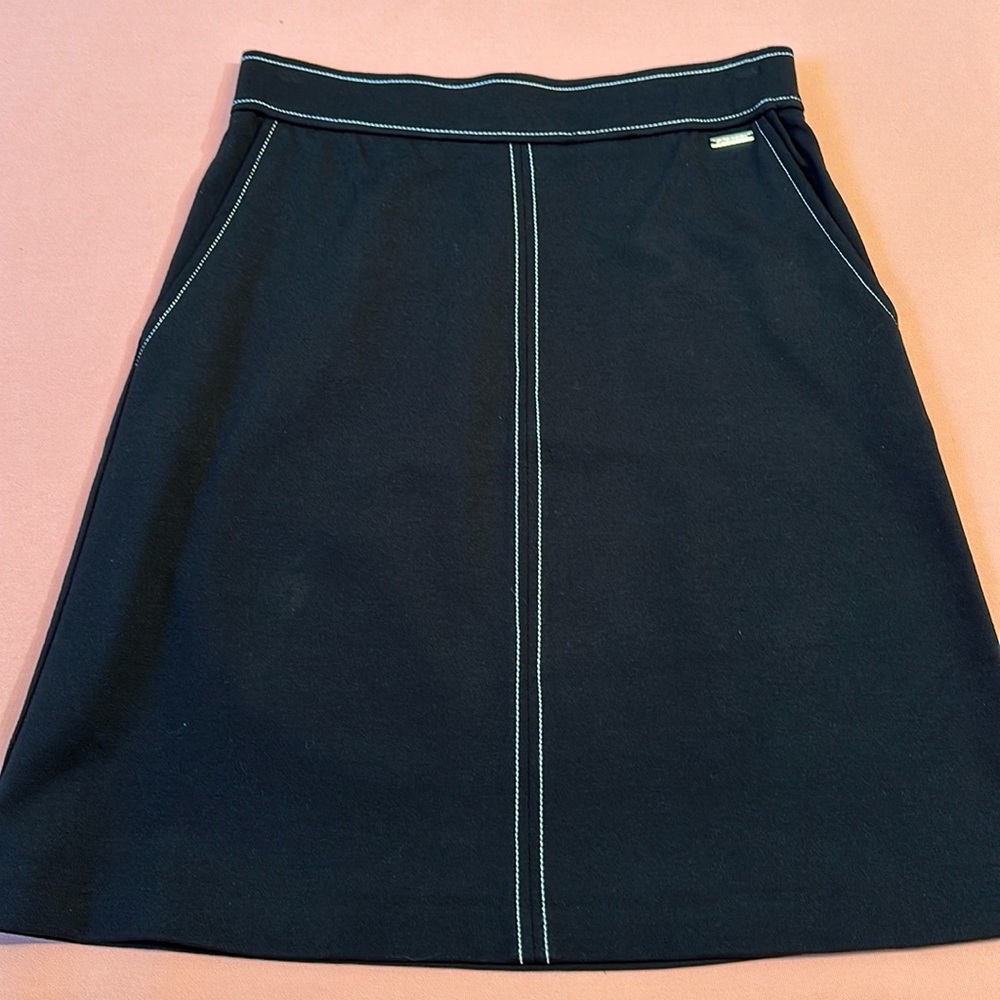 New Tahari Black Skirt. Size XS.